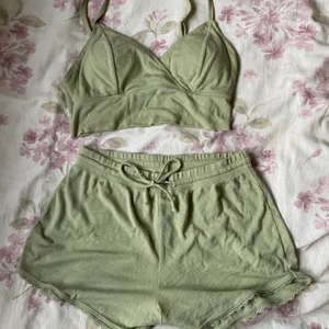 Hollister mjukis-set  - Mjukt och skönt mjukis-ser ifrån Hollister. Strl L . Toppen kanske är lite liten i storleken. Nypris 200kr för top och 200kr för byxan. 