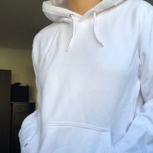 Hoodie - Vit hoodie från Weekday! Jätteskön och passar till allt💘💘