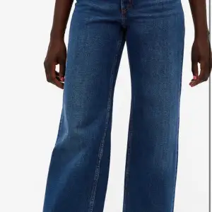 Säljer mina monki jeans i modellen Yoko, använd dom 1-3 gånger då jag tycker dom sitter för tajt på mig! Skulle säga att längden passar dom på från 1,60 till 1,70 nån stans, sen kan man absolut klippa dom i benen om man vill! Skulle säga att färgen på bilden är lite mörkare än vad som är i verkligheten. Sitter annars som en vanlig 36 gör!