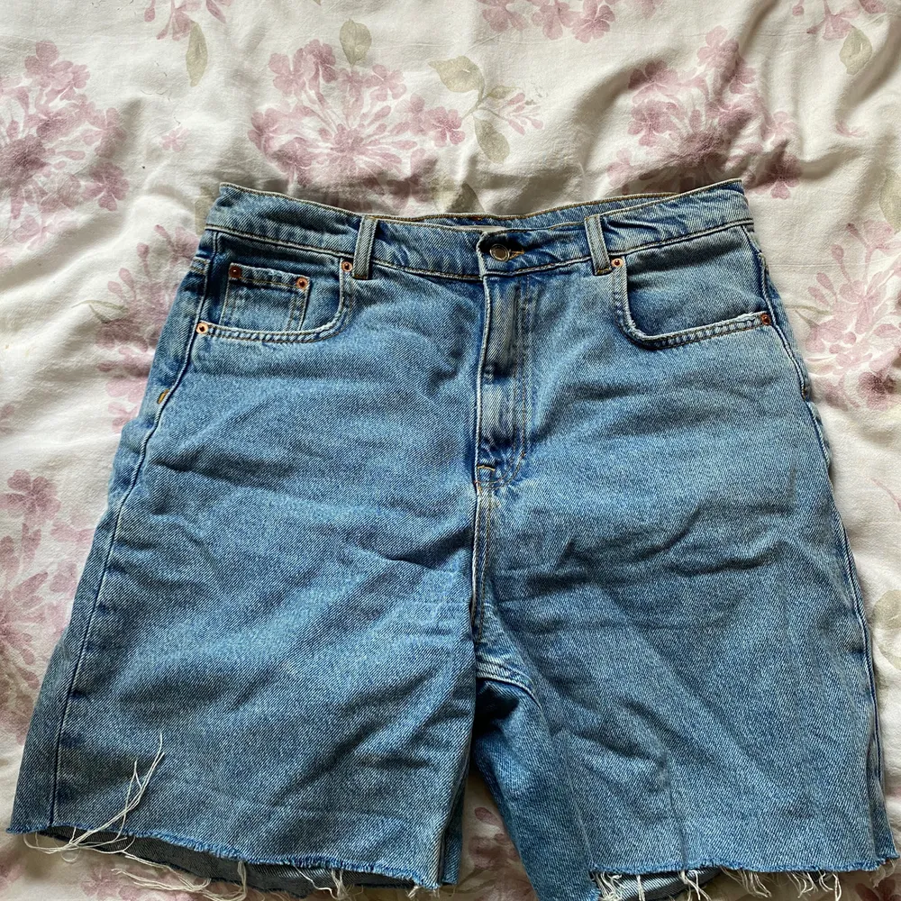 Jeans shorts ifrån Zara. Storlek 42. Använt 2 gånger. Nypris 349:-. Shorts.