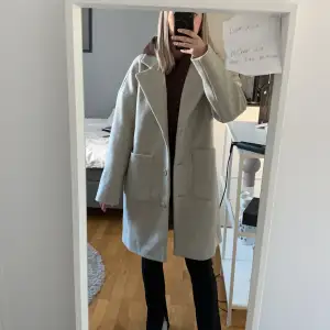 Säljer denna skitsnygga kappan som tyvärr är förstor, helt oanvänd med prislapp kvar!! Den är oversized så den passar en 38:a med 💕💕 tjockt och fint material, den kostade 900kr säljer för 500kr!!