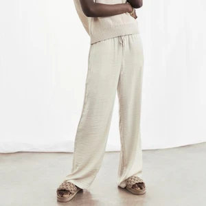 Linnebyxor  - Säljer dessa superbekväma beiga byxor som liknar linnebyxor. De är helt oanvända och har prislapp kvar. Byxorna är helt slutsålda i denna storlek på hemsidan💞💞 Köp direkt för 350kr + frakt