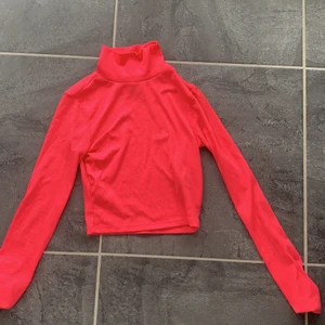 Neon tröja  - En jätte fin neon rosa tröja som används mycket men fortfarande bra skick. Den är i storlek xxs men passar mig som har xs/s. Kom Privat för mer bilder 🌸frakt ingår inte 