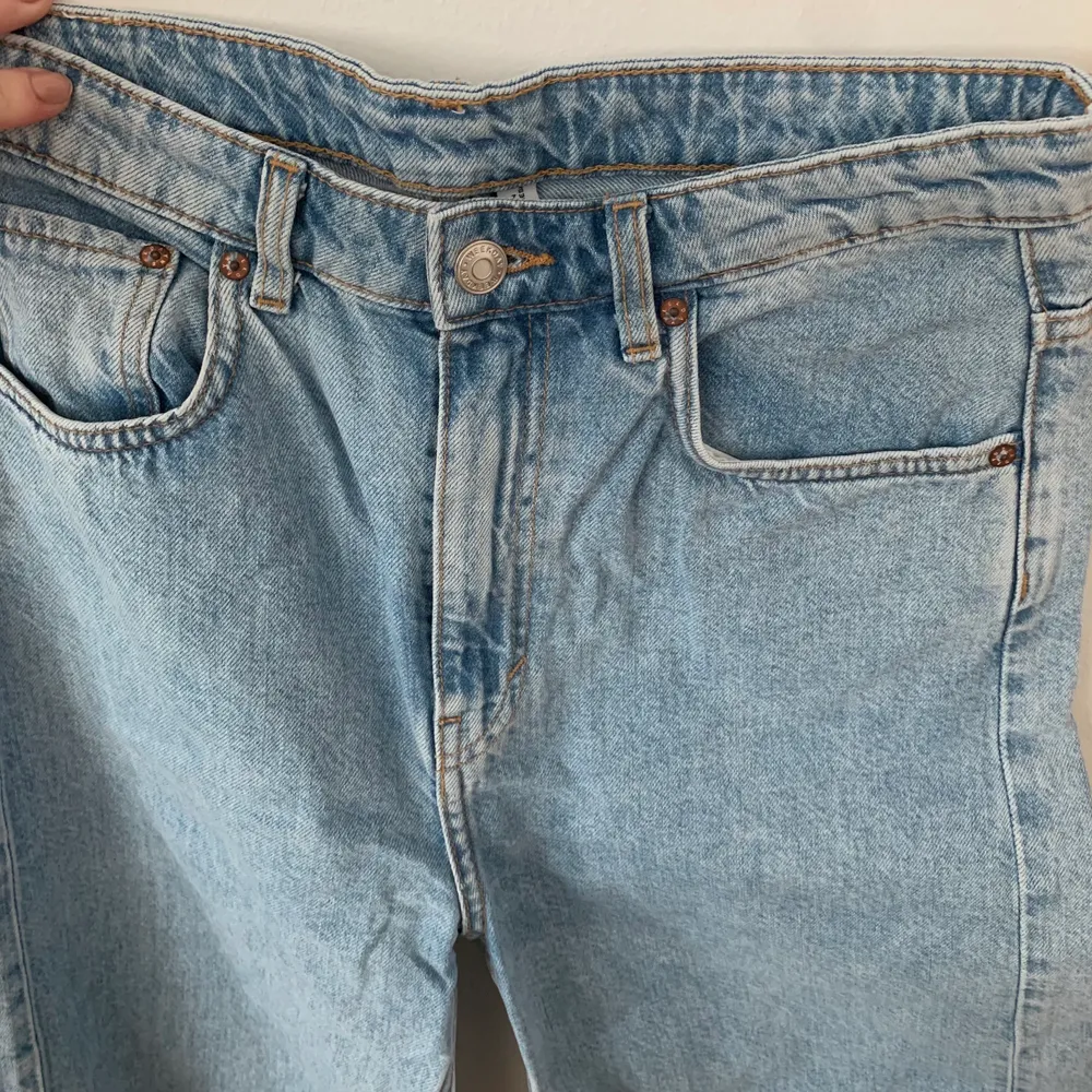 Säljer dessa populära jeans från weekday i storlek 28/30! Har endast använt 2 gånger så de är i nyskick 🥰 . Jeans & Byxor.
