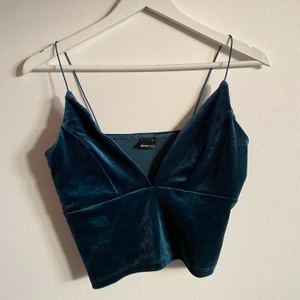 Linne i sammet - Säljer detta snygga linne som är i sammet som är ifrån Gina tricot! Jättefint skick endast använd 2ggr💘