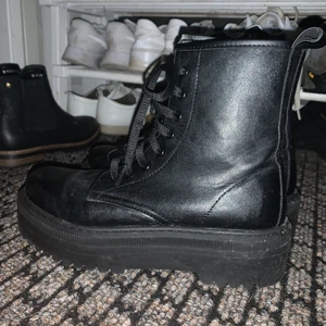 Kängor  - Säljer mina jättesnygga kängor från Dinsko i storlek 38 i fake läder. Köpta i oktober men endast använda 1 gång, felfria. Köpta för 600 kr, säljer för 200. Köparen står för frakten. 
