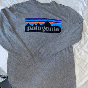 Supersnygg Patagonia långärmad tröja. Jättemysig och sitter perfekt lite oversized på mig som vanligtvis bär S. Relativt välandvänd då det är en gammal favorit men den är i felfritt skick! Fraktar eller möts Tc!💕🥰