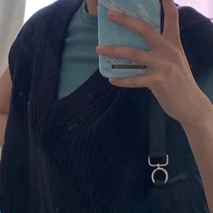 Svart stickad väst 🤌🏽🤌🏽  - Säljer en jätte fin väst som tyvärr inte kommer till användning längre, frakten ingår i priset 🕺💕