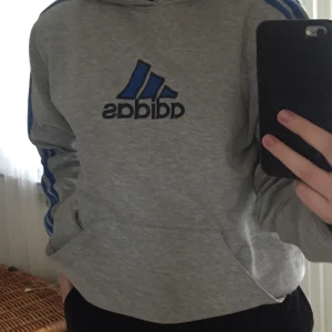 adidas tröja - jättefin adidaströja som är köpt på humana för ca 2 år sedan 💙 kommer inte till användning längre vilket är synd :( har en fläck vid ena mudden som var där när jag köpte den, men inget man tänker på så mycket 🦋 strl L (USA) men sitter som på bilden på mig som är S/M!! hör av er vid frågor <3