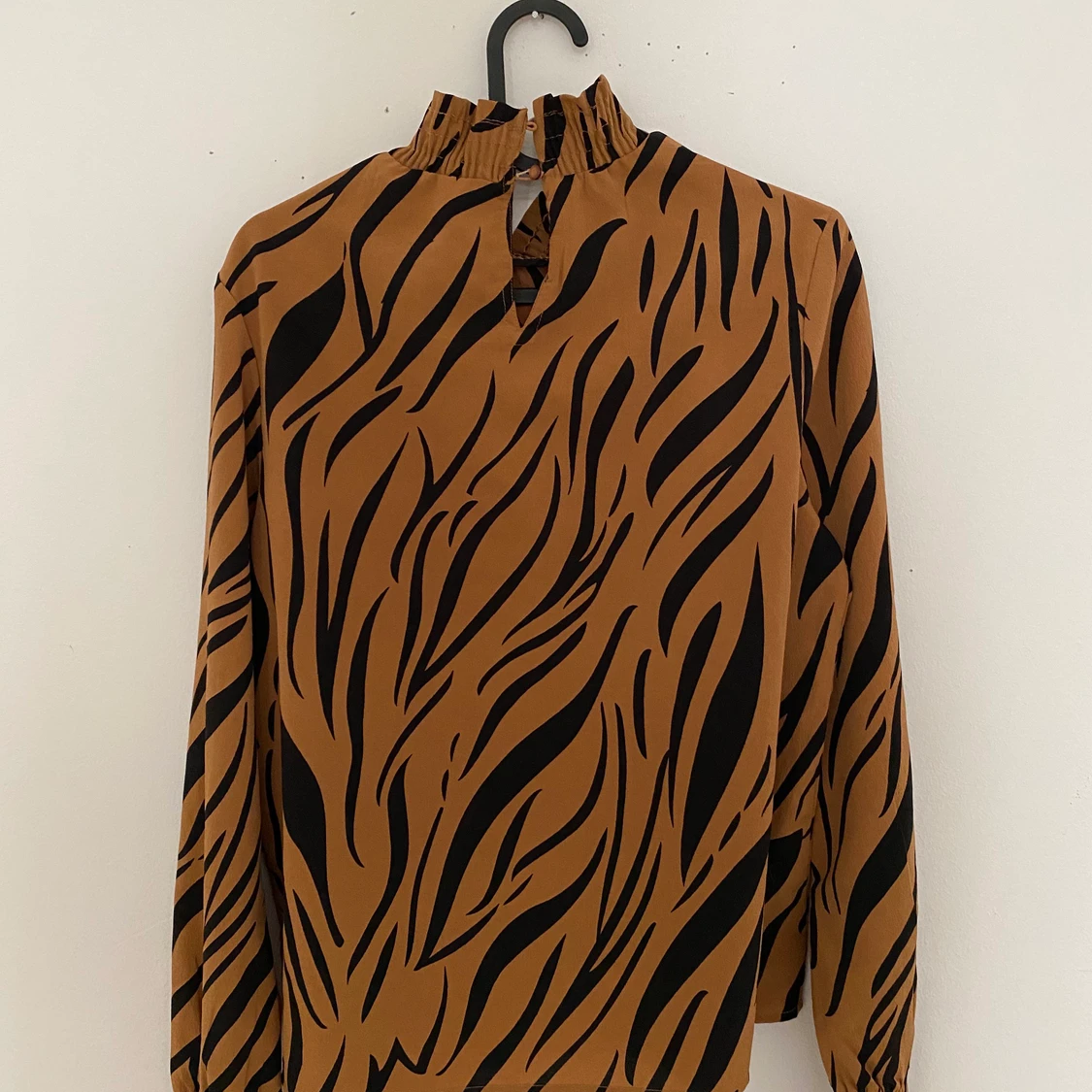 En brun zebra mönstrig tröja  - 90