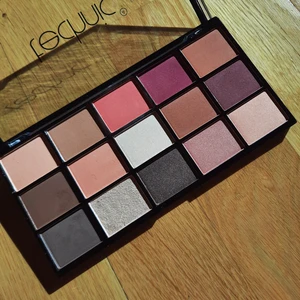 Ögonskugga  - Ny helt oanvänd ögonskugga palett. Säljer då jag redan hade en liknande utan att jag viste det. Har swatchat den mörkbruna och coral rosa, annars helt oanvänd. Skriv i dm vid intresse eller frågor.