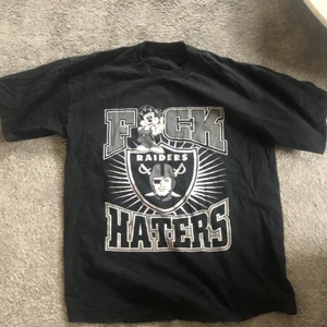 Cool t-shirt från beyond retro - Cool svart t-shirt med tryck, lite rock vibe. Sitter svin bra, lite oversize men perfekt strl på halsen enligt mig :) ((jag är S ish)