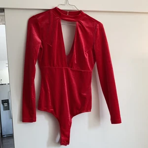 Röd fleecebody  - Snygg & sexig röd fleecebody. Bild 1: framsidan, bild 2: baksidan. Endast använd 1 gång!! Strl xs men passar s också.