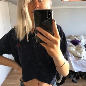 Ralph Lauren pike  - Vintage blå Ralph Lauren croppad pike från Humana. Aldrig använd av mig men den är från second hand. Den är i storlek M men jag är i storlek S och den sitter vanligt på mig. Skulle även passa xs