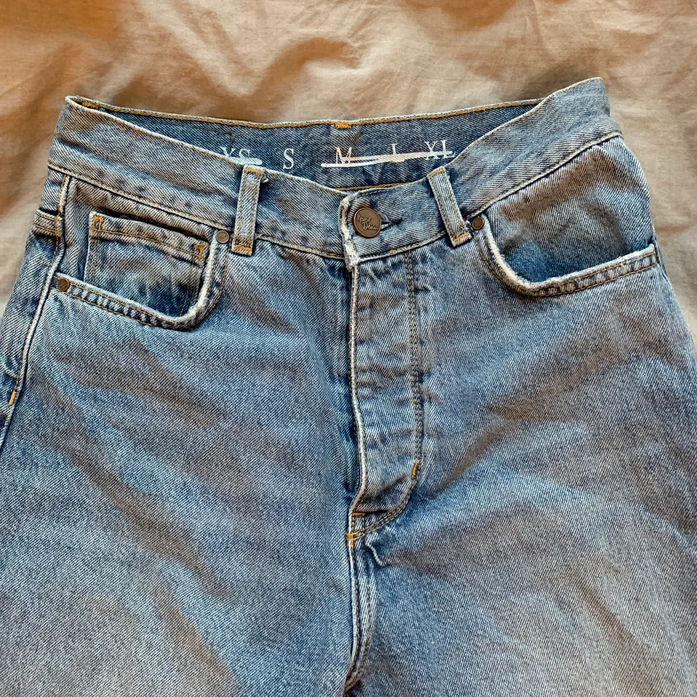 Blå mom jeans från bikbok i storlek S, säljer pga att de blivit för korta för mig som är cirka 172. Skriv för fler bilder, kan använda min lillasyster som modell om ni vill se hur dem ser ut på!. Jeans & Byxor.