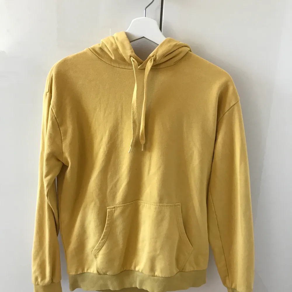 Tänkte sälja alla mina hoodies då det inte är min stil längre 💓 | Denna hoodien är i färgen Gul, strl XS men passar även S, sparsamt använd 💕💓 Tyget är rätt tunt men otroligt skönt! . Hoodies.
