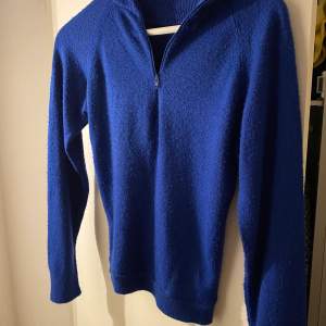 En superfin blå ullstickad tröja med trendig dragkedja. Den är aldrig använd då den är för liten!! Köptes på second hand men fick tyvärr aldrig testa den i butik. Strl XS/S. (KÖPTES FÖR 400 DÅ DET ÄR ULL)
