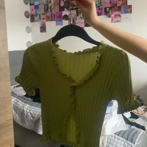 Green cardigan  - Säljer denna sjukt snygga gröna cardiganen som har volanger vid ärmarna. Materialet är sjukt stretchigt 