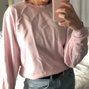 Rosa Sweatshirt - Köpt på Bik Bok. Säljer pga att jag inte trivs i färgen. En mycket fin färg som är perfekt nu till våren. Mycket skönt material och fin passform. Lite större i armarna vilket gör den så fin, samt de fina detaljerna vid axlarna. Frakt: 60 kr