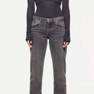 Intresse koll på dessa as snygga gråa lågmidjade jeans från Zara. Säljer vid bra bud❤️❤️❤️ HÖGSTA BUD: 650!!