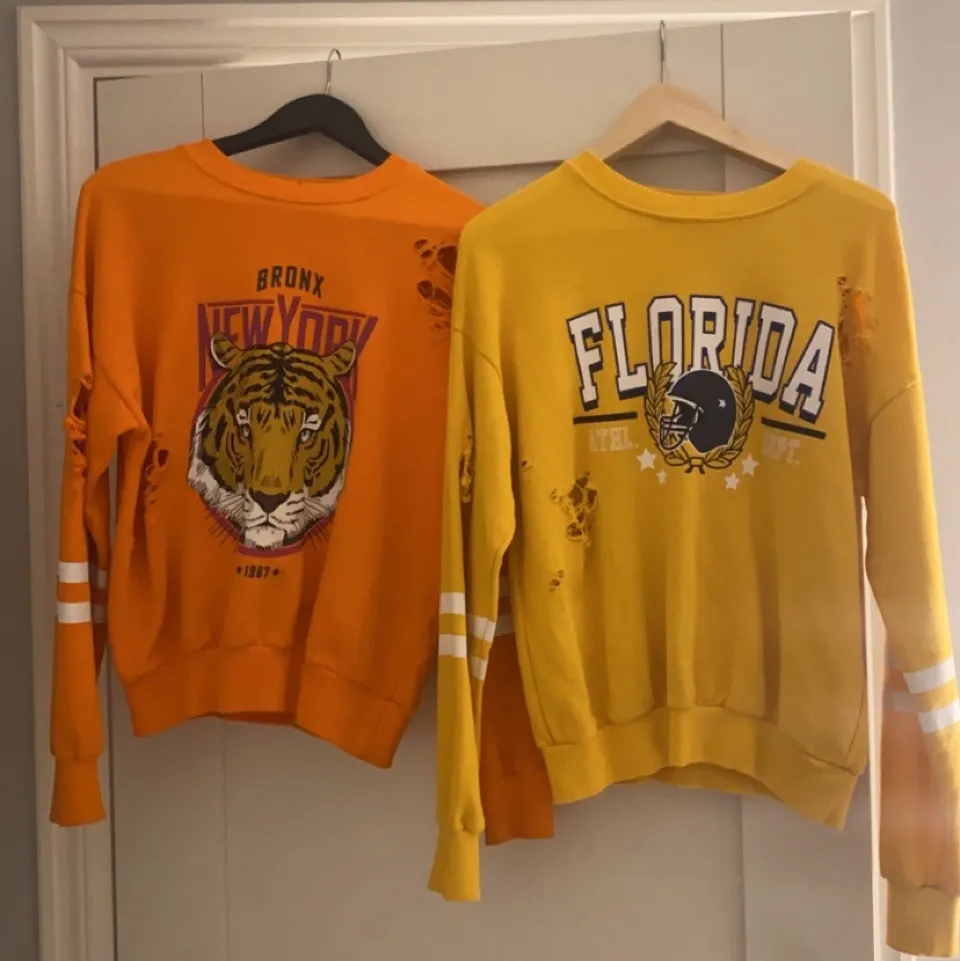 Två sweatshirts från Gina Tricot i nyskick, köp en för 50 eller båda två för 80💘 är i storlek xs men är i en oversized modell. Tröjor & Koftor.