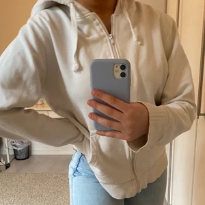 Vit tröja  - Säljer en vit basic tröja från H&M 💘 Tröjan är jättefin men har dock tre små hål på ena mudden (bild 3). Storlek M men passar allt från xs-m 