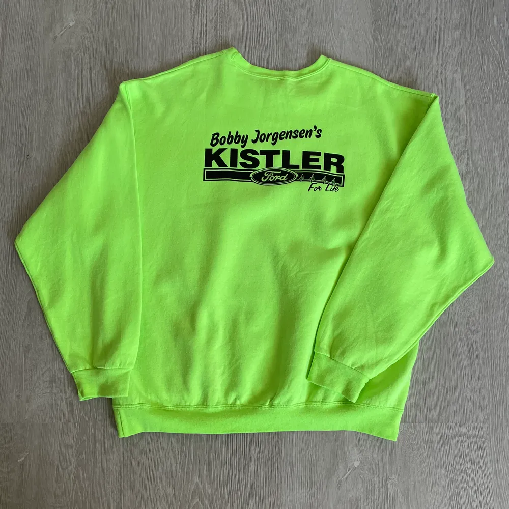 Neongrön sweatshirt med print strl XXL.  Passar bra som oversize om man har mindre storlek. 66 kr spårbar frakt.  Skicka meddelande om du vill köpa eller vid frågor/fler bilder! Notera att små defekter kan finnas då den inte är ny. Större brister nämns tydligt i annonsen/visas på bild. . Hoodies.