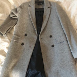 Grå kappa från Zara - Tjock kappa från Zara i strl xs. Använd men i fint skick. 