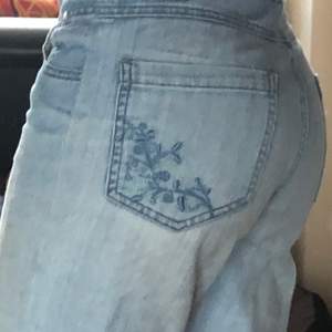 Sjukt snygga jeans som inte kommer till användning längre! Har sytt in själv så passa folk från 155-160 cm, beror på hur man vill ha dom. Säljer endast vid bra pris!🧚