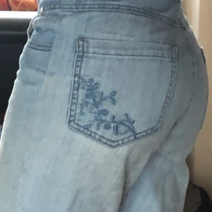 Jeans - Sjukt snygga jeans som inte kommer till användning längre! Har sytt in själv så passa folk från 155-160 cm, beror på hur man vill ha dom. Säljer endast vid bra pris!🧚
