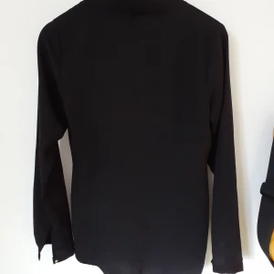 Svart stilren blus med fina detaljer  - Sval och härlig blus från HM storlek 36, 100% polyester. Fina detaljer.