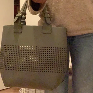 ”Strandväska” - En snygg grön väska till sommar, skulle säga en strandväska med stor utrymme. Har även lite slitna kanter. Det är bara att fråga om fler bilder eller frågor 😁