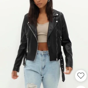 skinnjacka - Säljer min nästan helt nya jacka pga att det inte riktigt är min stil. Använd i cirka 3 veckor så den är så gott som ny. Nypris:600kr   Skriv till mig för fler bilder och vid intresse! (köparen står för frakten)