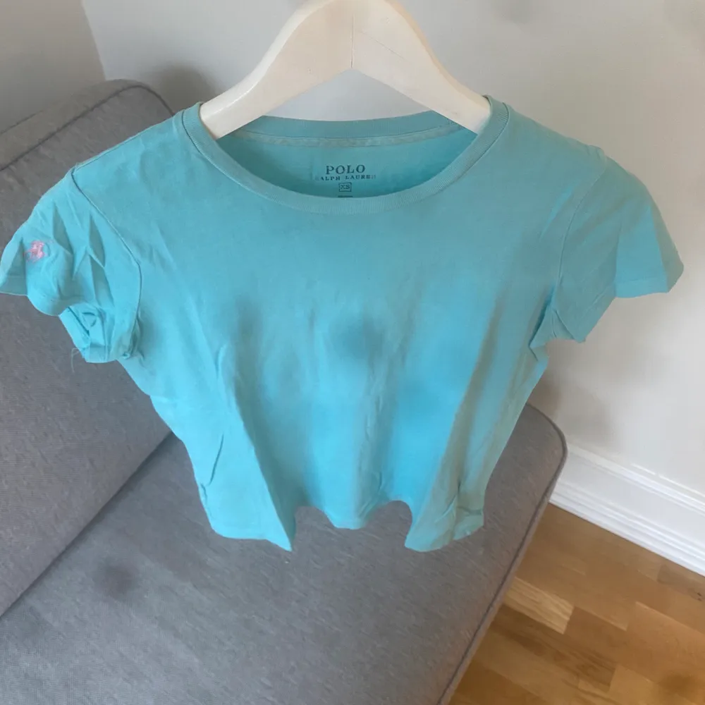 Babyblå t shirt från Ralph Lauren.  Storlek xs men passar s också . T-shirts.