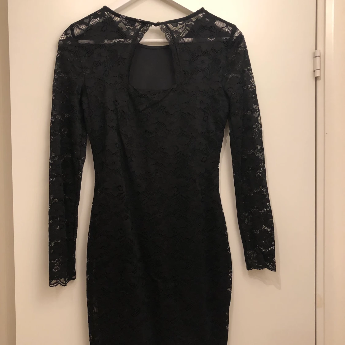 Svart festlig klänning med detalj bak - 90