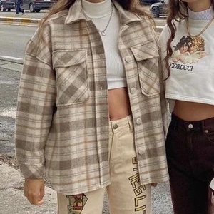 zara jacka  - den är en xs men är vänligt stor i storleken, knappt använd,  fraktar endast❤️ buda från 200😊.  första bilden är inte min men visar passformen bra, den ser väldigt varm ut på min bild men skulle säga att den e kallare i tonen