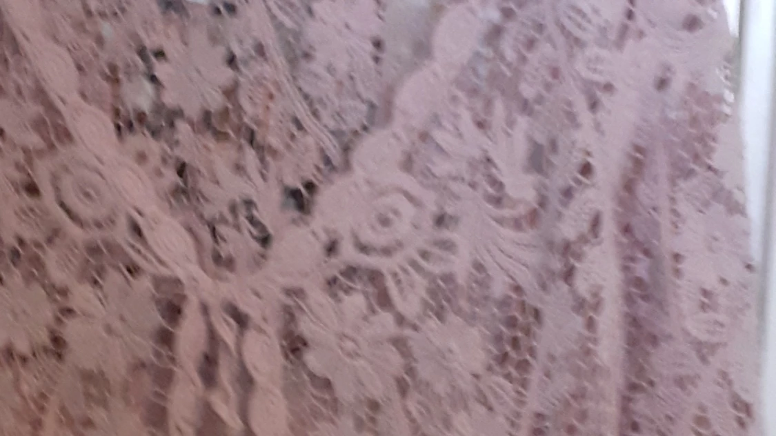 M/L, blommigt, chic't, ros-broderad blus,*Isolde.  - 91