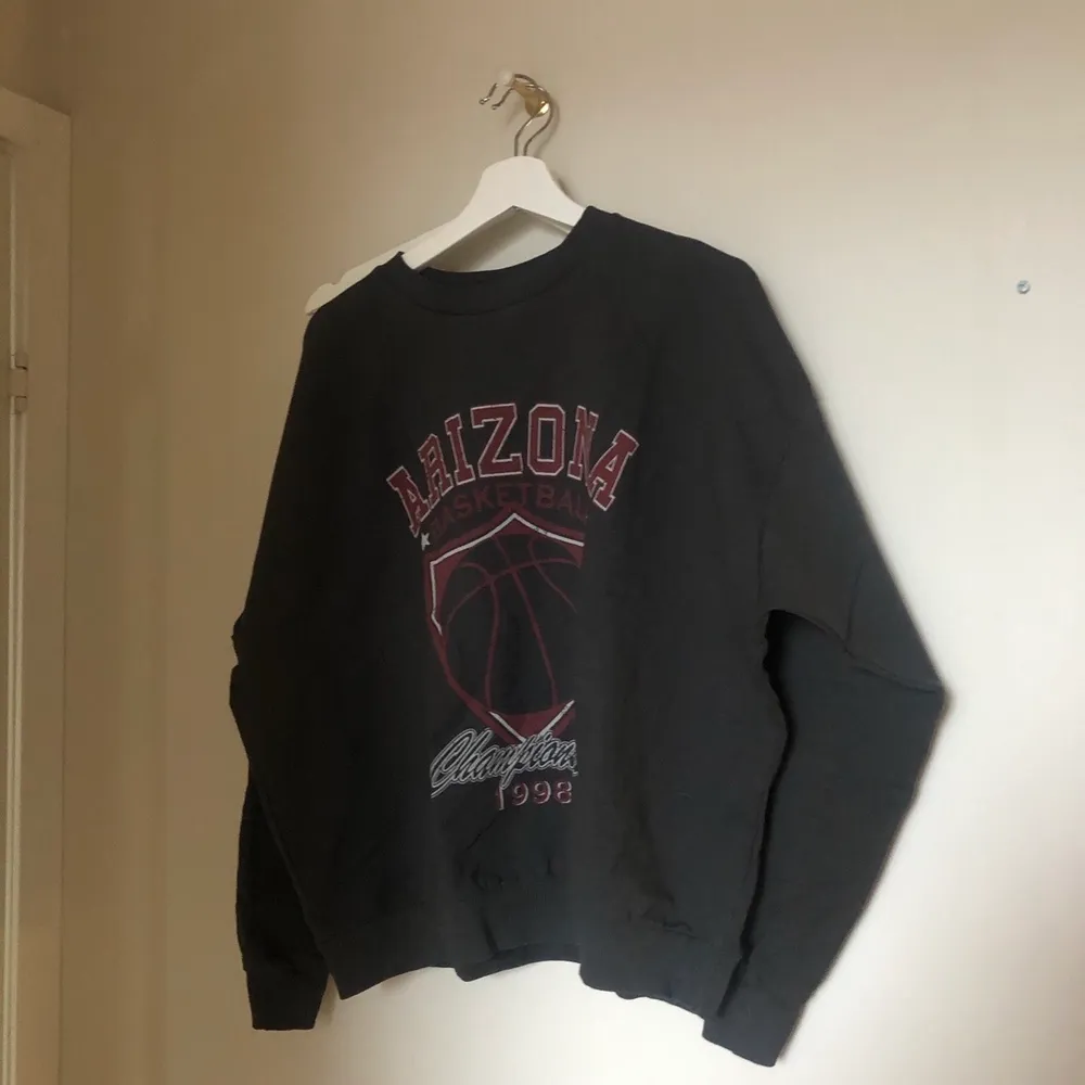 Jättefin sweatshirt från asos som är vintage inspirerad, använd Max 3 gånger! . Tröjor & Koftor.