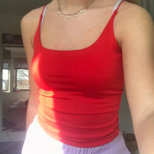 Body - Röd body med djup rygg och dubbla typ så kan användas både med och utan bh❤️ frakt tillkommer 