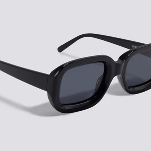 CASENA BLACKSOLGLASÖGON,SQUARE org 699,0 - Säljer mina populära solglasögon ifrån Corlin eyewear. Svarta i modell "CASENA BLACK SOLGLASÖGON, SQUARE" orginalpris 699kr och använda slutet av sommaren 2020. Så endast ett antal gånger. De är helt felfria, men kände att det inte passar mig helt o hållet. 