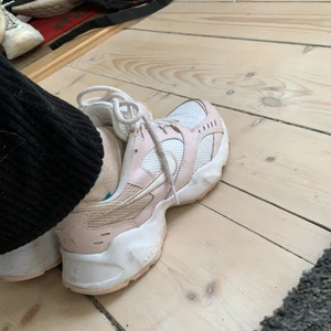 Nike skor - Rosa Nike skor. Orginal pris 800kr. Inte använda så många gånger. Storlek 36 