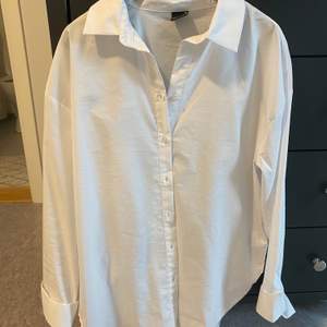 Oversize vit skjorta från Gina tricot i fint skick. Storlek 36. 