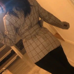 Blazer - En rutig blazer från Gina Tricot, endast använd 1 gång. Passar XS/S