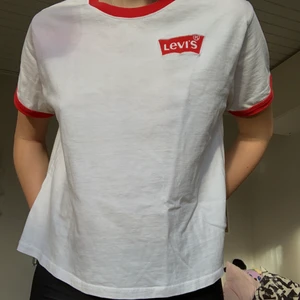 Levi’s T-shirt  - Snygg vit enkelt Levis tröja med en röd krage som jag tyvärr aldrig har hittat användning för 💖 tröjan är i storlek XS men jg brukar ha M och den är lite baggy på mig så den passar mellan XS-M beronde på hur man gillar det ❤️