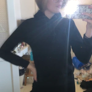 hoodie - Bacis svart hoodie nypris 630 kr för att det är ekologiskt bomull o sånt men säljer för 250 plus frakt som köparen står för:) 