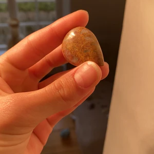 Sten  - Snygg sten i nyskick direkt från Desert Design och är aldrig använd! Har en massa andra annonser där jag säljer ännu mer stenar så om ni är intresserade kan ni gärna gå in och kolla! Kan fixa så att det finns borrade hål om man hellre vill ha den som en pärla till ett smycke, men säg bara till isåfall var ni vill ha hålet;) köparen står för frakt 