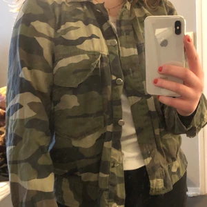 Gina Tricot Vårjacka - Säljer min camoflage jacka från Gina Tricot pga att det inte kommer till användning längre, det saknas en knapp på ena fickan, men det är ingenting som har stört mig. Köpt för 400kr säljer för 150kr+frakt betalning sker på swish💓
