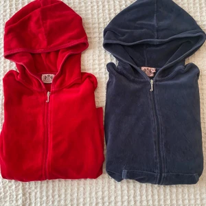 Juciy couture - Säljer mina två jätte fina nästan helt nya juciy couture koftor! Kom med förslag på pris (styck)❤️