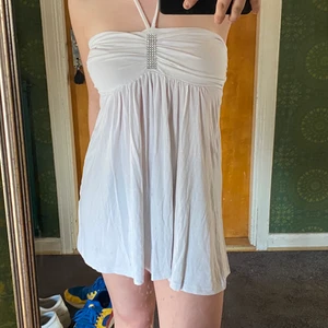 Klänning - En krämvit strandklänning🧡🤍✨💿🌿 inte min stil så säljer här istället🥰 frakt tillkommer📦