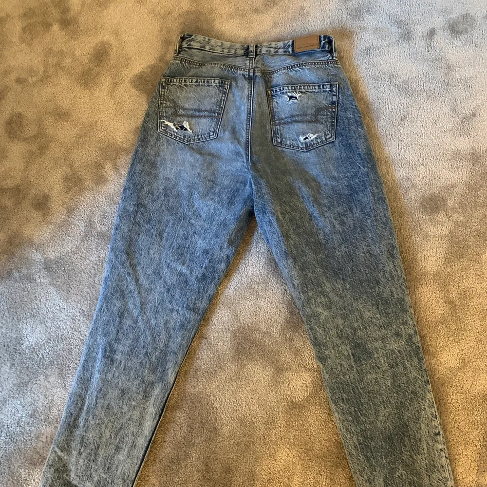 Extremt snygga mom jeans från American Eagle. Säljer pga blivit för små. Köptes i USA förra julen och är storlek 0 vilket motsvarar xxs/xs. Buda från 175kr eller köp direkt för 220kr. Köparen står för frakt!. Jeans & Byxor.